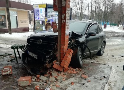 ВИДЕО: В Харькове внедорожник влетел в остановку, есть пострадавшие - Очевидцы (ОБНОВЛЕНО)