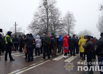 ВИДЕО: из-за повышения тарифов в Валках перекрывали Киевскую трассу