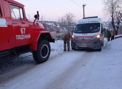 Спасатели вытащили застрявшую на льду карету скорой помощи с пациентом (ВИДЕО)