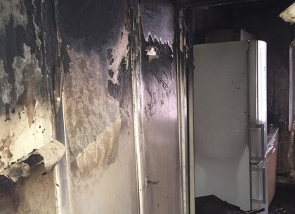 Пожар на Салтовке: горела квартира напротив конечной троллейбуса (ВИДЕО)