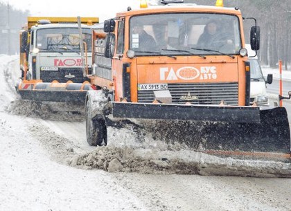 На дорогах Харькова работают 90 снегоуборочных машин