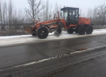 Более тысячи километров дорог расчистили за сутки под Харьковом (ФОТО)