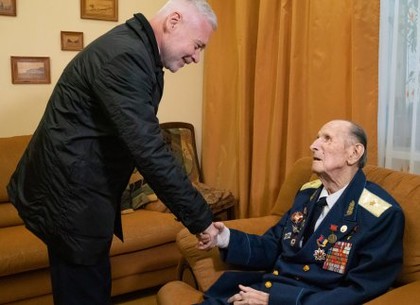 Игорь Терехов поздравил с Днем победы Героя войны Михаила Карпеева
