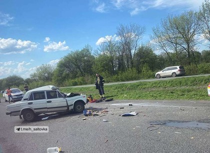 На выезде из Харькова ВАЗ врезался в автомобиль дорожных рабочих