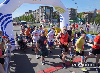 В Харькове стартовал традиционный марафон: первыми бегут самые выносливые