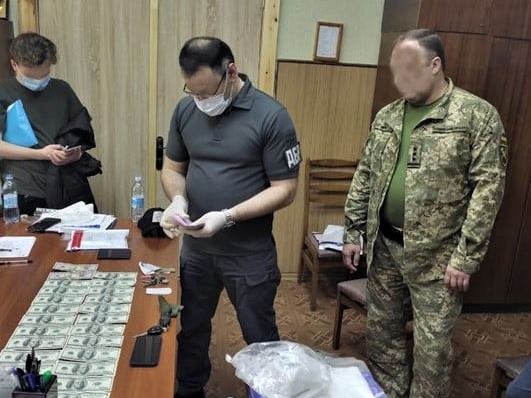 В Харькове военком одного из терцентров разоблачен на взятке
