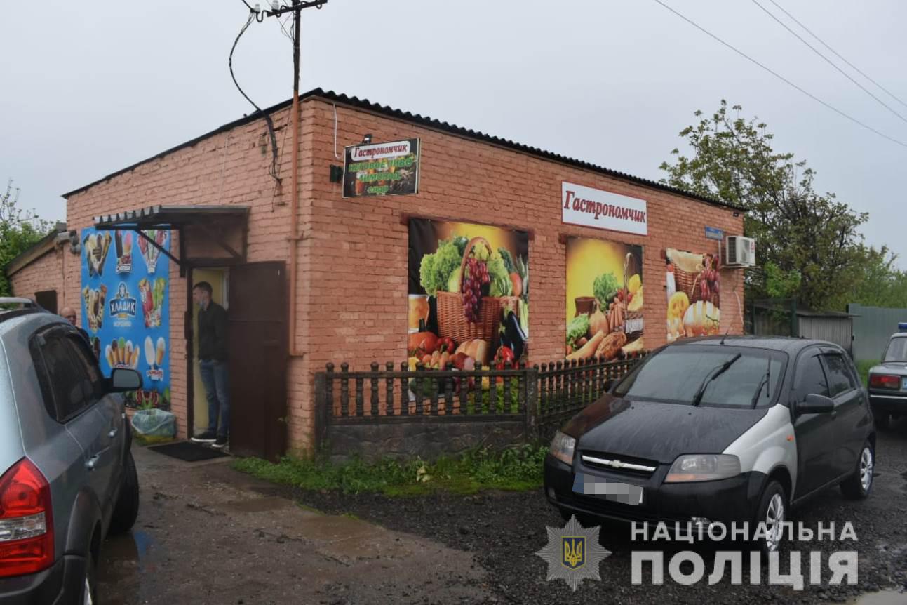 Под Харьковом мужчина с ножом напал на продавщицу магазина и пытался завладеть деньгами из кассы