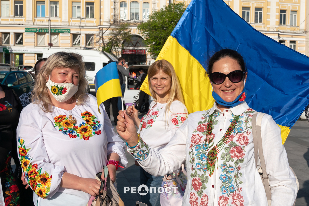 Девушки в вышиванках фотографируются с флагом Украины на площади Конституции в Харькове