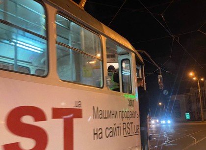 В Харькове неадекват выбил стекла в трамвае за то, что тот ехал в депо (ВИДЕО)