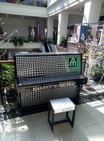 В Харькове установили 10 разрисованных пианино, на которых могут сыграть все желающие