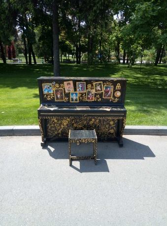 В Харькове установили 10 разрисованных пианино, на которых могут сыграть все желающие