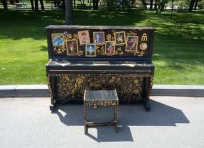 Разрисованные пианино появились на улицах Харькова (ФОТО)