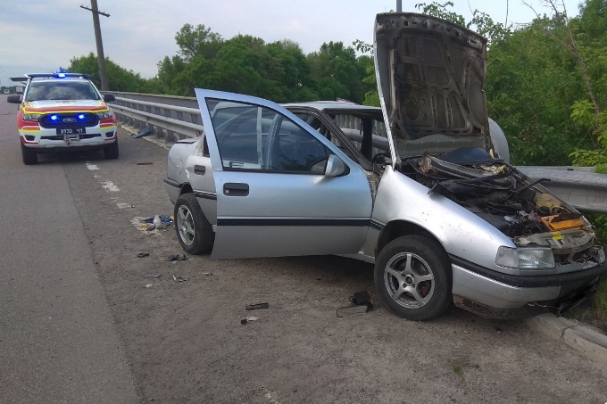 Под Харьковом Opel слетел с трассы и врезался в отбойник