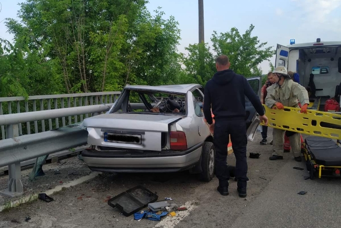 Под Харьковом Opel слетел с трассы и врезался в отбойник