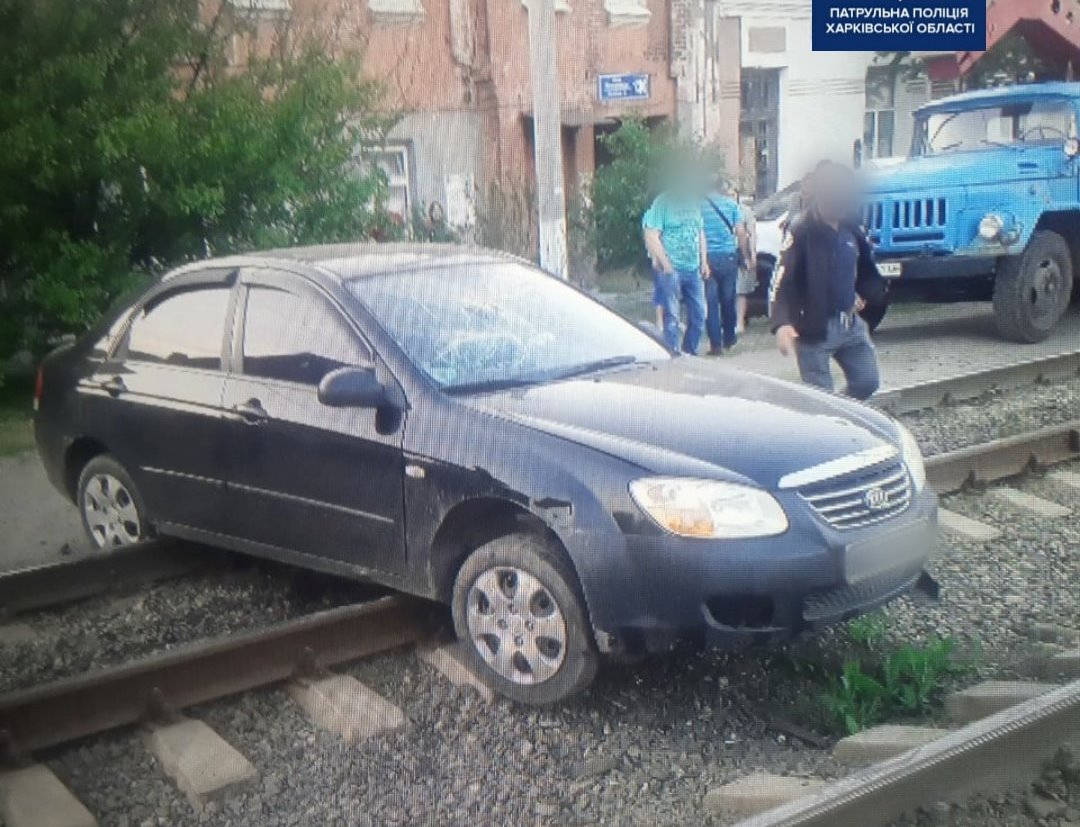 В Харькове пьяный водитель застрял на рельсах трамвая
