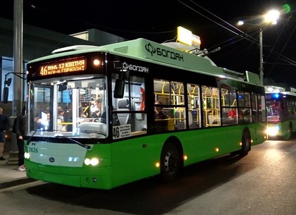 В одном из спальных районов Харькова ночью асфальтируют дорогу: троллейбусы ходить не будут
