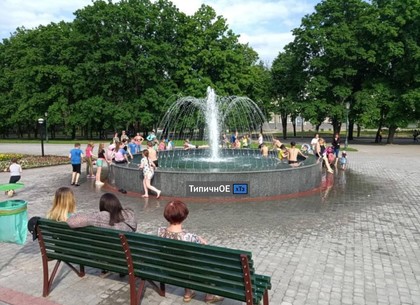 В Харькове открыли купальный сезон в фонтанах (ВИДЕО)