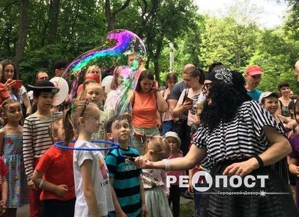 В Саржином яру Харькова проходит праздник для детей (ФОТО)