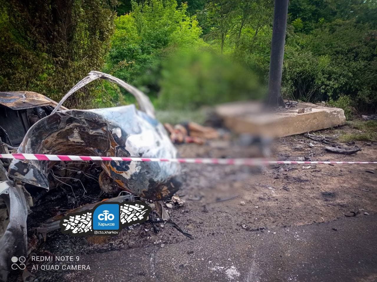 Под Харьковом автомобиль врезался в билборд и взорвался