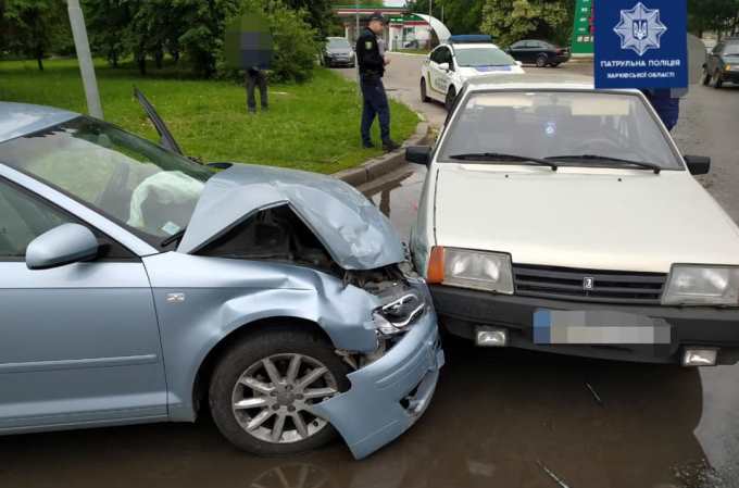 ДТП Харьков: на перекрестке столкнулись ВАЗ 2109, Audi и Dacia