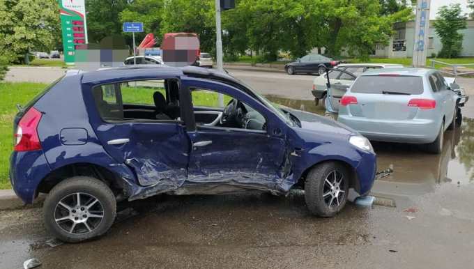 ДТП Харьков: на перекрестке столкнулись ВАЗ 2109, Audi и Dacia
