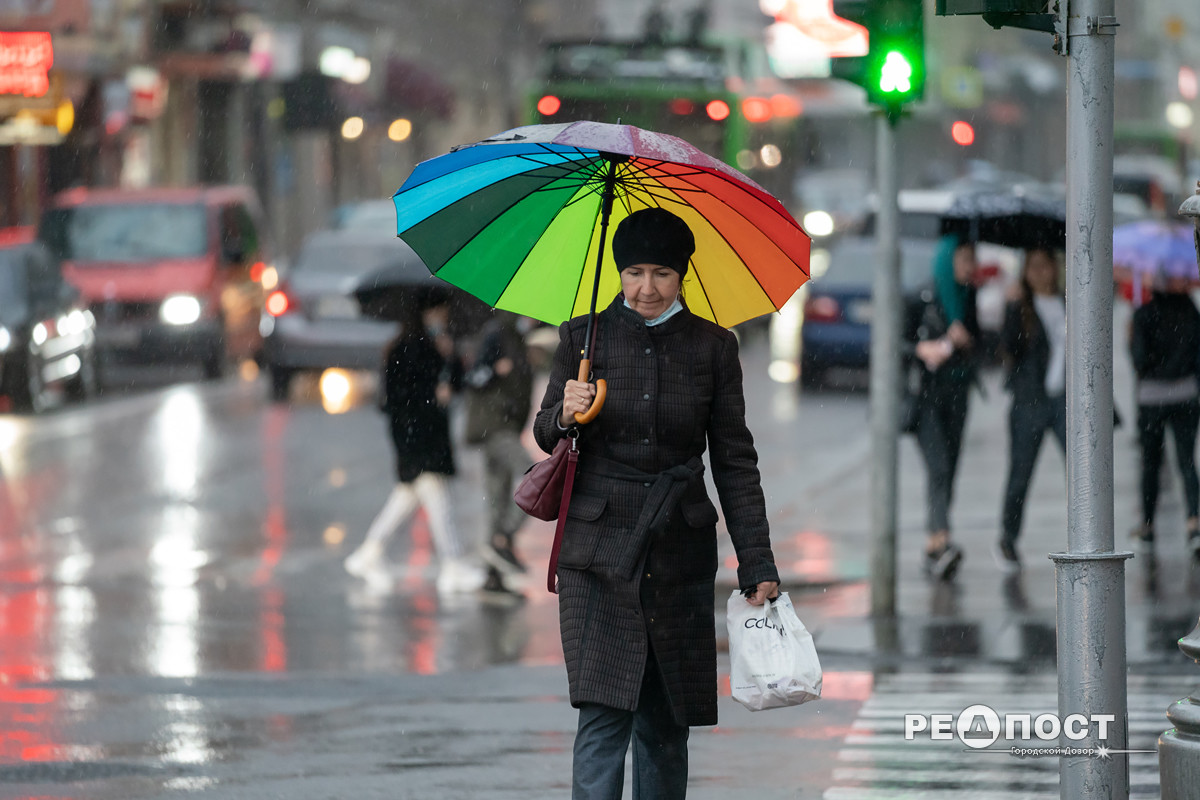 Женщина под зонтом идет по  Сумской, Харьков