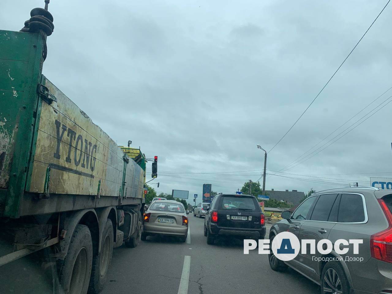 ДТП Харьков: на перекрестке перед Жилярди толкнулись легковушка и грузовик