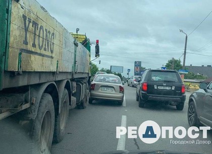 ДТП в Харькове: грузовик и легковушка заблокировали выезд с Салтовки (ФОТО)