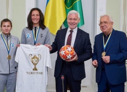 Игорь Терехов поздравил чемпионок Украины по футболу с юбилеем (ФОТО)