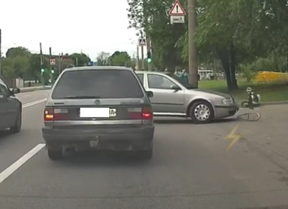 ДТП: велосипедист в Харькове на большой скорости врезался в автомобиль (ВИДЕО)