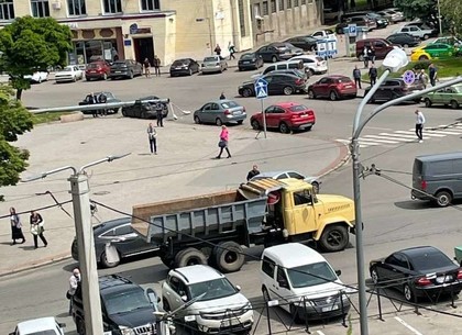 ДТП в Харькове: грузовик задел провода, и столб раздавил иномарку (ВИДЕО, ФОТО)