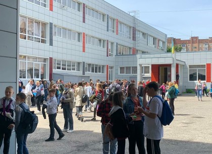В харьковской гимназии из-за распыления газа эвакуировали 750 детей