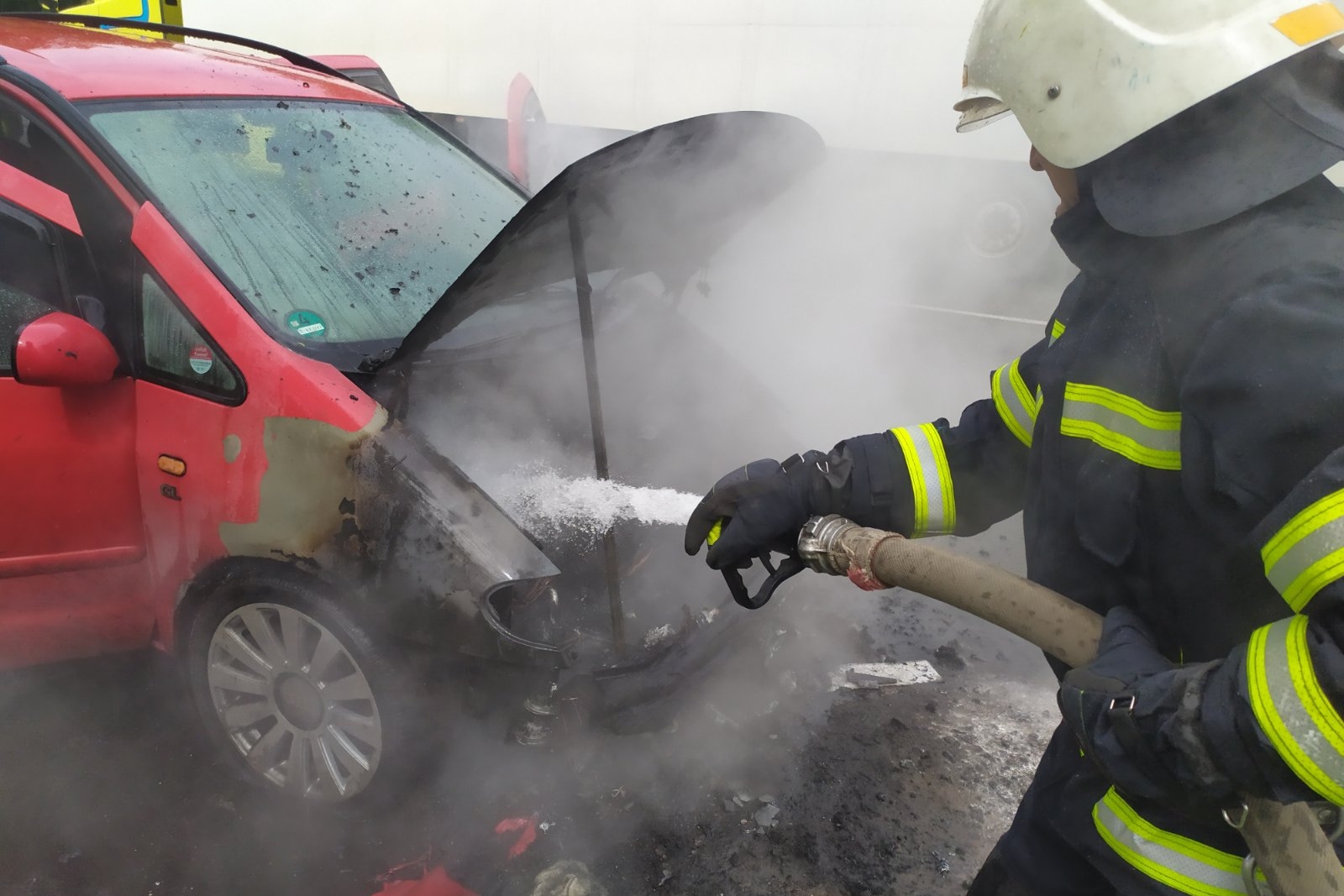 Под Харьковом спасатели тушили пожар в легковом автомобиле