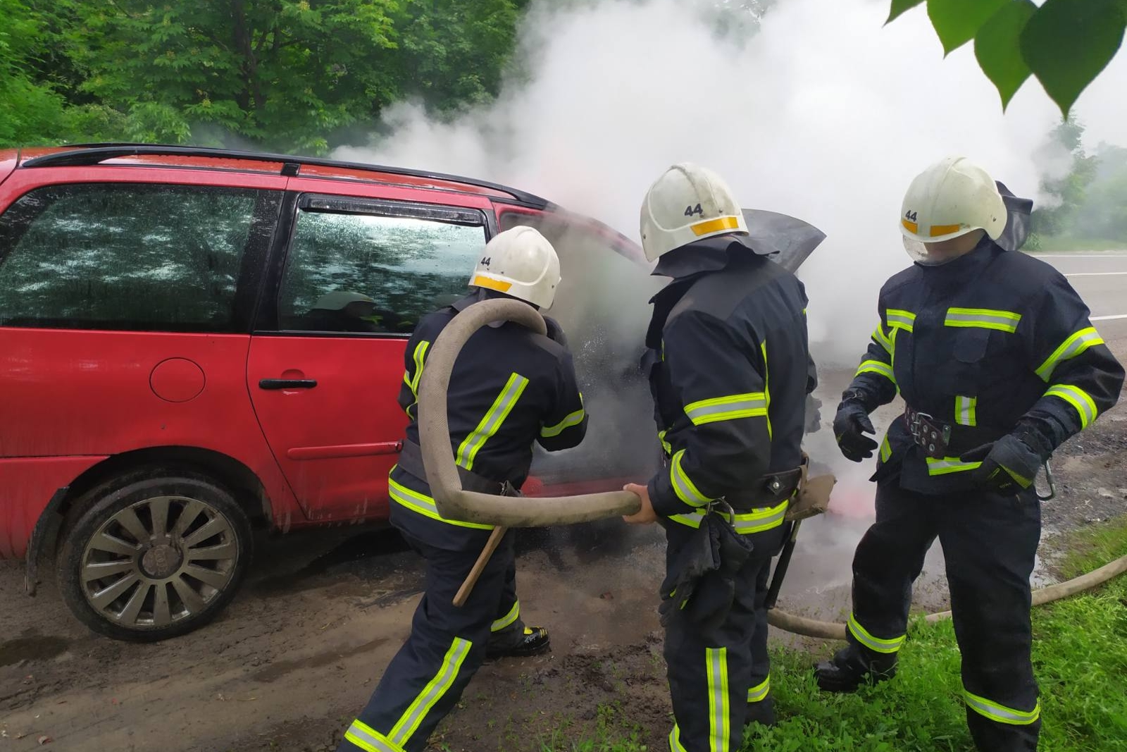 Под Харьковом спасатели тушили пожар в легковом автомобиле