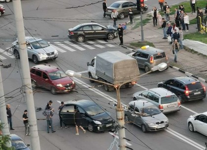 ДТП в Харькове: видеокамеры зафиксировали жесткое столкновение двух иномарок (ВИДЕО, ФОТО)