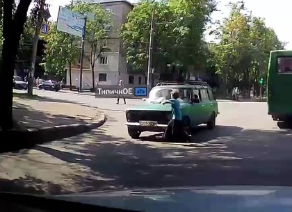 В Харькове под колеса авто угодил мальчик (ВИДЕО)