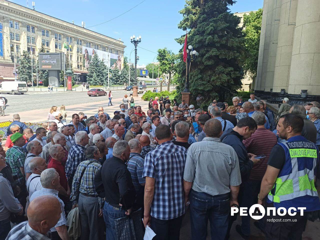 В Харькове на митинг вышли десятки ветеранов МВД