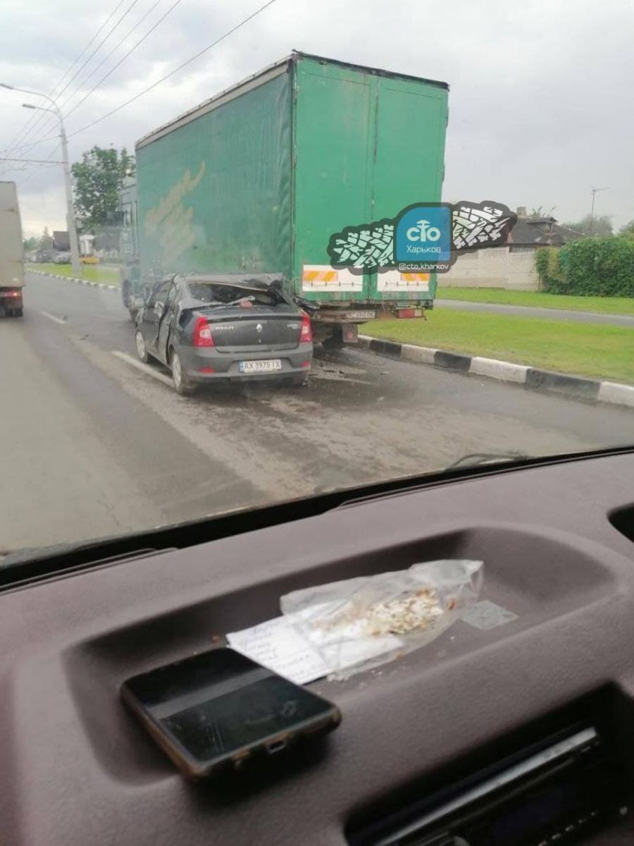 ДТП Харьков: Автомобиль залетел под фуру