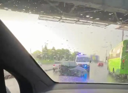 ДТП: В Харькове - жесткая авария Mazda - капот всмятку (ВИДЕО)