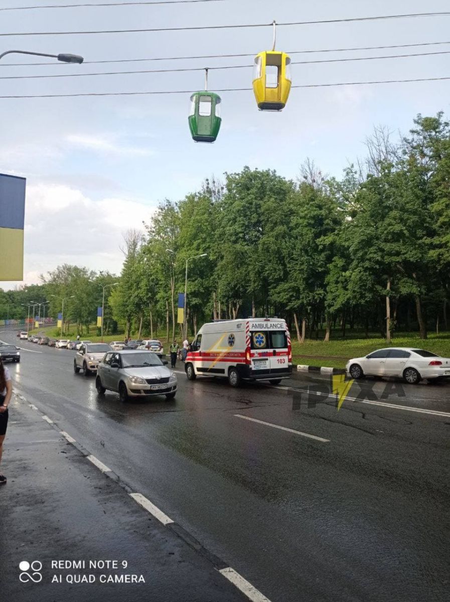 В Харькове из кабинки подвесной канатной дороги выпал человек (ФОТО)
