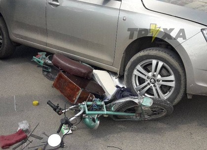 ДТП в Харькове: Моледист перелетел через сбившую его машину - видео момента аварии  (ФОТО, ВИДЕО)