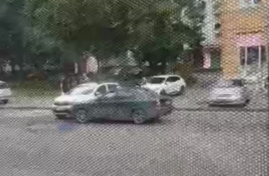 ДТП в Харькове: Легковушки столкнулись на рельсах, остановив движение (ВИДЕО)