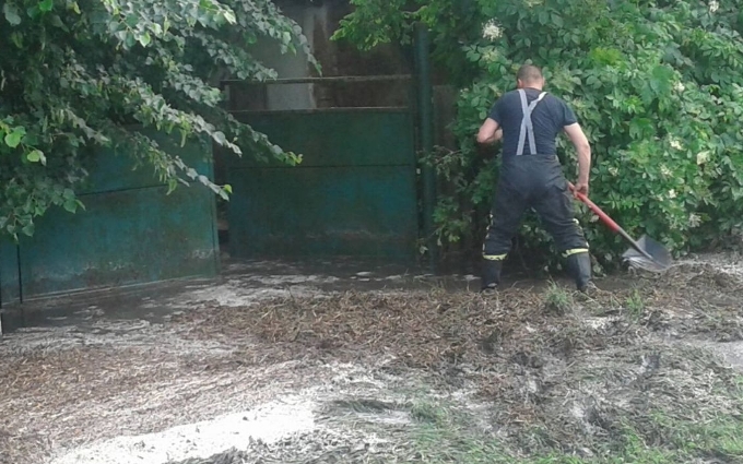 Спасатели помогли ликвидировать последствия сильного ливня под Харьковом