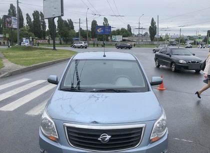 Автомобиль Ravon сбил женщину на перекрестке Харькова: разыскиваются свидетели