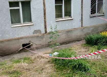 В спальном районе Харькова – труп под окнами многоэтажки (Обновлено, ФОТО)