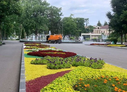 Клумбы в саду Шевченко в Харькове переходят на летний дизайн (ФОТО)