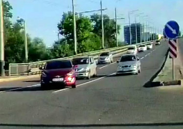 Момент ДТП в Харькове: Роковой поворот легковушки и крепкий удар на мосту (ВИДЕО)