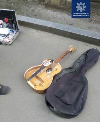 В Харькове возле метро прохожий ограбил музыканта