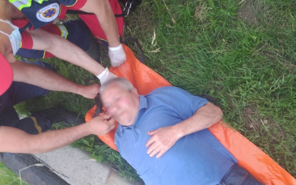 Под Харьковом 71-летний мужчина упал и напоролся лицом на металлический провод