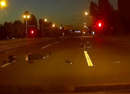 ДТП с разбившимся мотоциклистом на мосту: слито видео момента аварии (ВИДЕО)